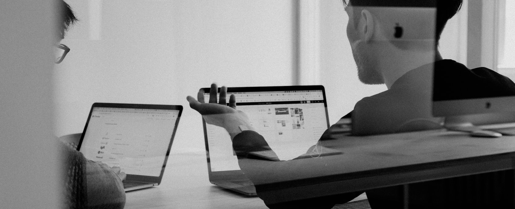 Equipo de trabajo analizando un plan de negocios